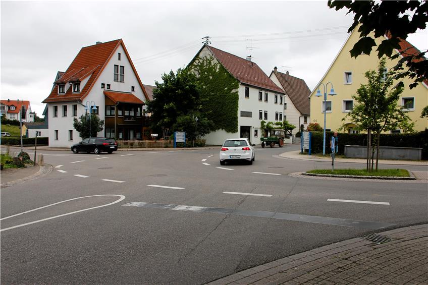 Ein Minikreisverkehr mit zwei zusätzlichen Abbiegerspuren könnte die unübersichtliche Vorfahrtsregelung an der Ergenzinger Kreuzung entschärfen. Archivbild: Bernhard