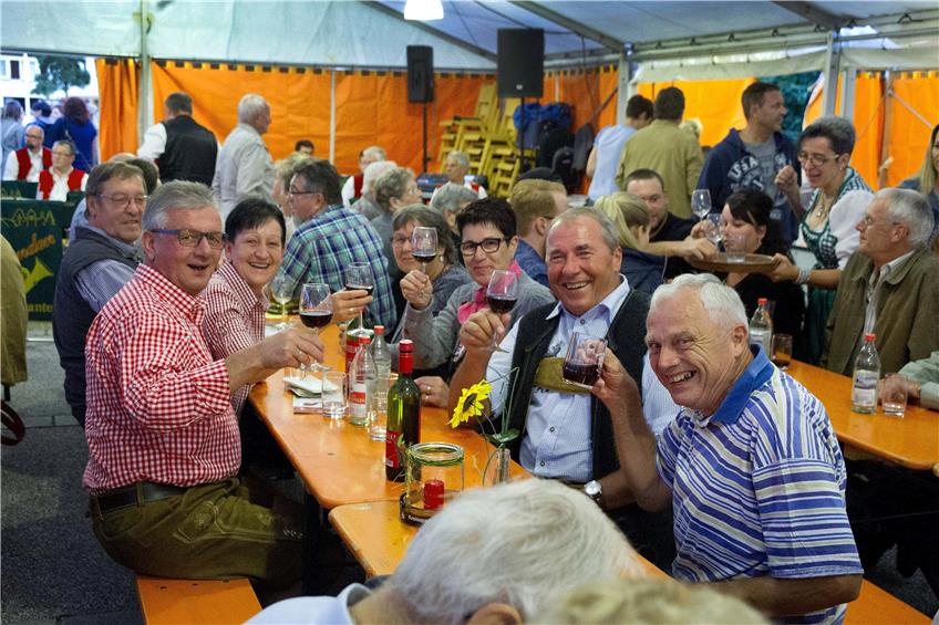 Ein Prosit der Gemütlichkeit: Wein aus dem Burgenland gab es beim Ergenzinger Weinfest in rauhen Mengen. Bild: Franke