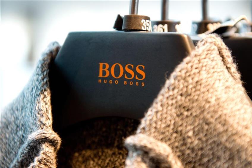 Ein Pullover der Modemarke Hugo Boss hängt an einem Kleiderbügel. Foto: Sebastian Kahnert/Archiv dpa