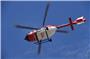 Ein Rettungshubschrauber fliegt am Himmel. Foto: Stefan Sauer/dpa-Zentralbild/ZB/Symbolbild