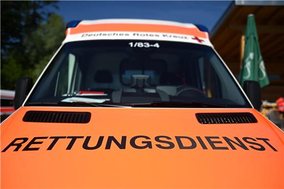 Ein Rettungswagen mit der Aufschrift „Rettungsdienst“ steht während einer Übung am Opfinger See. Foto: Patrick Seeger/dpa