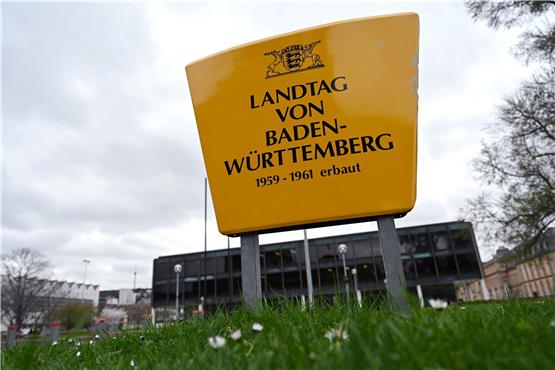 Ein Schild ist vor dem Landtag von Baden-Württemberg zu sehen. Foto: Marijan Murat/dpa