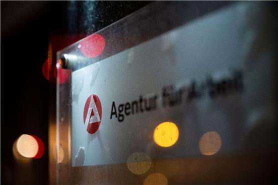 Ein Schild weist auf die Agentur für Arbeit hin. Foto: Marijan Murat/dpa