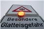 Ein Straßenschild warnt mit einer Blinkleuchte vor Glatteis. Foto: Stefan Puchner/dpa/Symbolbild
