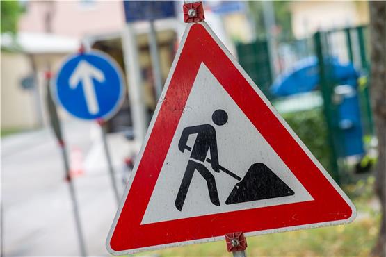 Ein Straßenschild weist auf eine Baustelle hin. Foto: Lino Mirgeler/dpa/Symbolbild