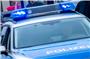 Ein Streifenwagen der Polizei ist mit Blaulicht im Einsatz. Foto: Jens Büttner/dpa/Symbolbild