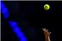 Ein Tennisball wird in die Luft geworfen. Foto: Tom Weller/dpa/Symbolbild