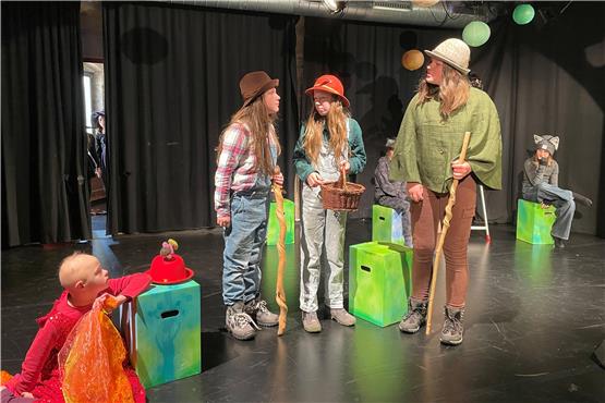 Ein Wald ohne Hexen ist nur halb so märchenhaft. Deshalb machen sich die Teenies vom Spielclub im Theater am Torbogen auf die Suche nach den verschwundenen Zauberinnen. Bild: Jana Breuling