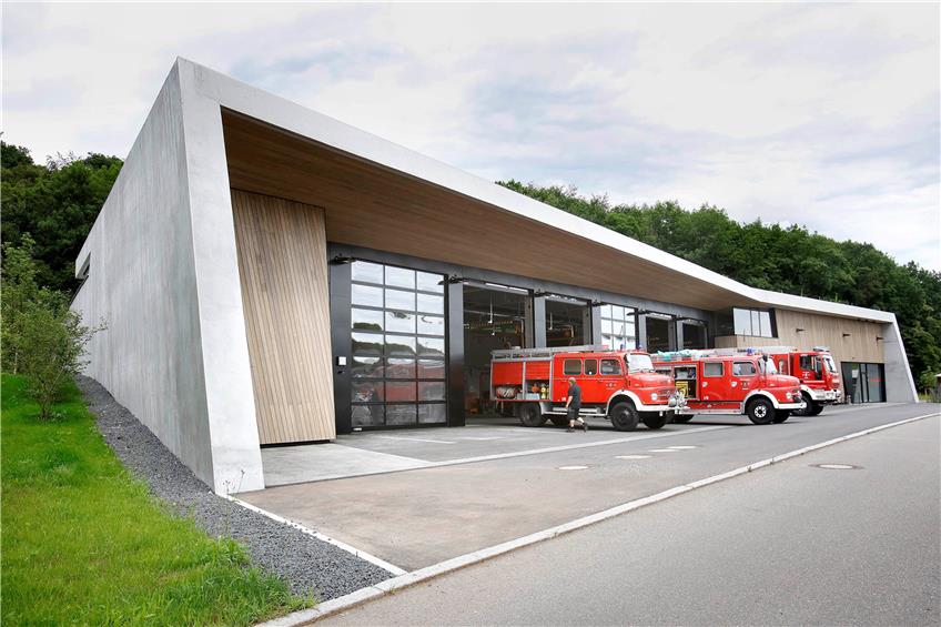 Ein schmucker Bau, das neue Feuerwehrhaus. Fünf Fahrzeugboxen, eine Waschhalle und natürlich Notstromversorgung. Alles zusammen: 3,8 Millionen. Bild: Haas