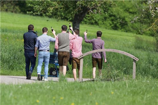 Ein vertrautes Bild am Vatertag: Männergruppen auf Wanderschaft. Symbolbild: Thomas Warnack/dpa