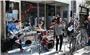 Eine Band spielt während des Hauptlaufs B vor Jimmy's Musikladen in der Mühlstra...
