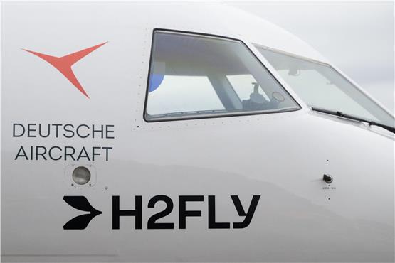 Eine Dornier 328, die mit Kerosin angetrieben wird, steht vor einer Halle des Stuttgarter Flughafens. Das Stuttgarter Start-up H2Fly will ein typgleiches Flugzeug umgebauen und mit 2000 Kilometern Reichweite erstmals rein mit Wasserstoff betrieben fliegen. Foto: Marijan Murat/dpa