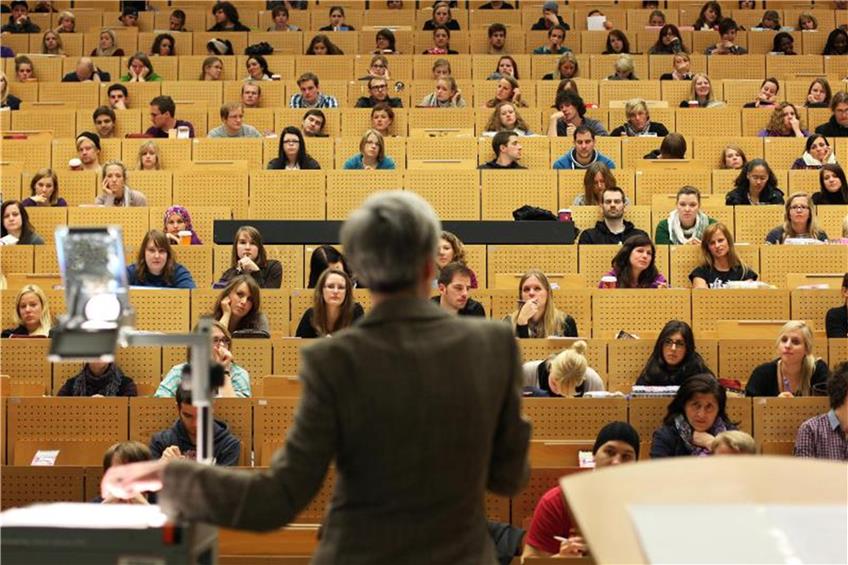 Eine Professorin hält in einem Hörsaal eine Vorlesung. Foto: Fabian Stratenschulte/Archiv dpa/lsw