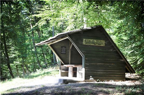 Elf Epigramme schrieb der Lyriker Eduard Mörike, dem die kleine Hütte aus den 1960-er Jahren gewidmet ist, in Bebenhausen. Bild: Anne Faden