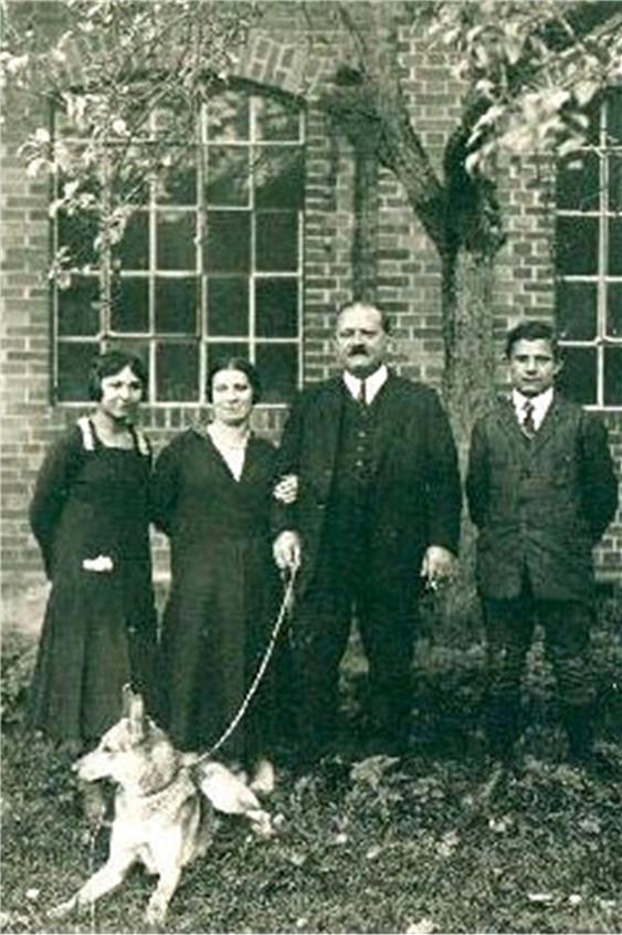 Elisabeth Tränkner mit ihrer Familie (von links): Elisabeth, Lina, Jakob und Armin Triem. Im Hintergrund die Schuhmaschinen-Fabrik der Triems in der Rottenburger Grünau. Privatbilder