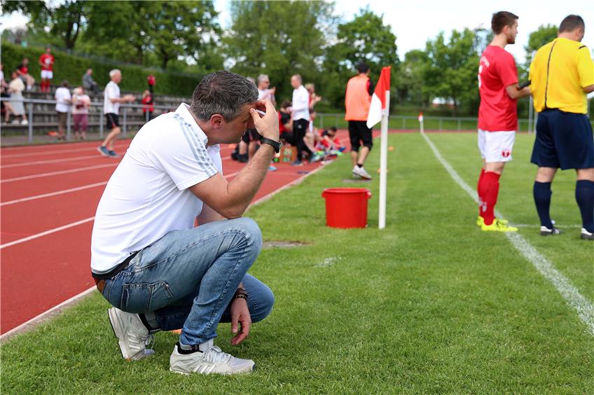 Enttäuschung beim FC Rottenburg: Auch Trainer Frank Eberle konnte den Abstieg nicht mehr verhindern. Bild: Ulmer