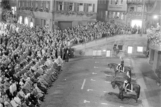 Erinnerungskultur unter Oberbürgermeister Hans Gmelin: ein Veteranentreffen der 78. Infanterie- und Sturmdivision auf dem Marktplatz im Oktober 1959. Bild: Göhner/Stadtarchiv Tübingen