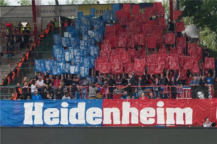 Fans des 1. FC Heidenheim. Photo: Annegret Hilse/Archiv Foto: Annegret Hilse dpa/lsw
