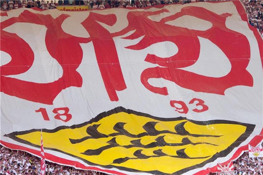 Fans halten einen Banner mit dem Logo des VfB Stuttgart. Foto: Sebastian Kahnert/Archiv dpa/lsw