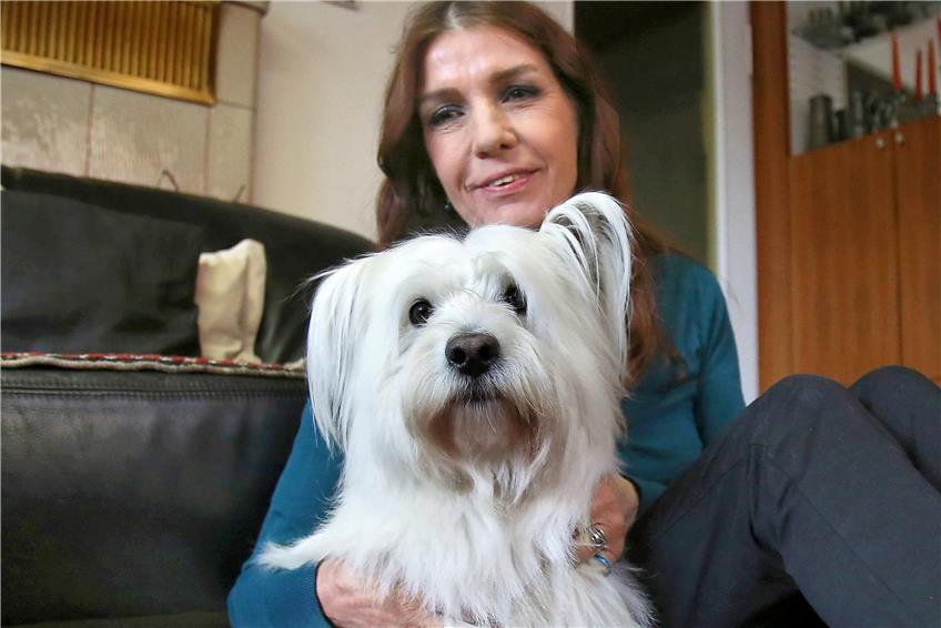 Fernsehhund Filou mit seinem stolzen Frauchen Rosemarie Munz. Bild: Sommer