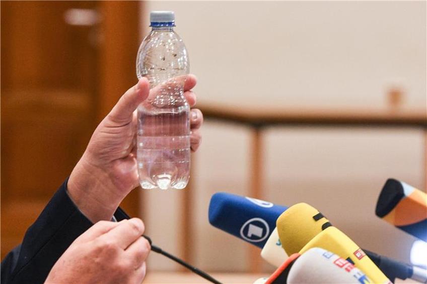 Flasche wird beispielhaft hochgehalten um Menge von Gift zu zeigen. Foto: Felix Kästle/Archiv dpa/lsw