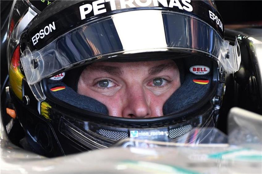 Formel-1 Rennfahrer Nico Rosberg in der Boxengasse in seinem Rennwagen. Foto: Uli Deck/Archiv dpa