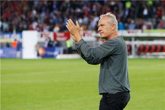 Freiburgs Trainer Christian Streich bedankt sich nach Spielende sichtlich bewegt bei den Fans im Stadion. Foto: Philipp von Ditfurth/dpa