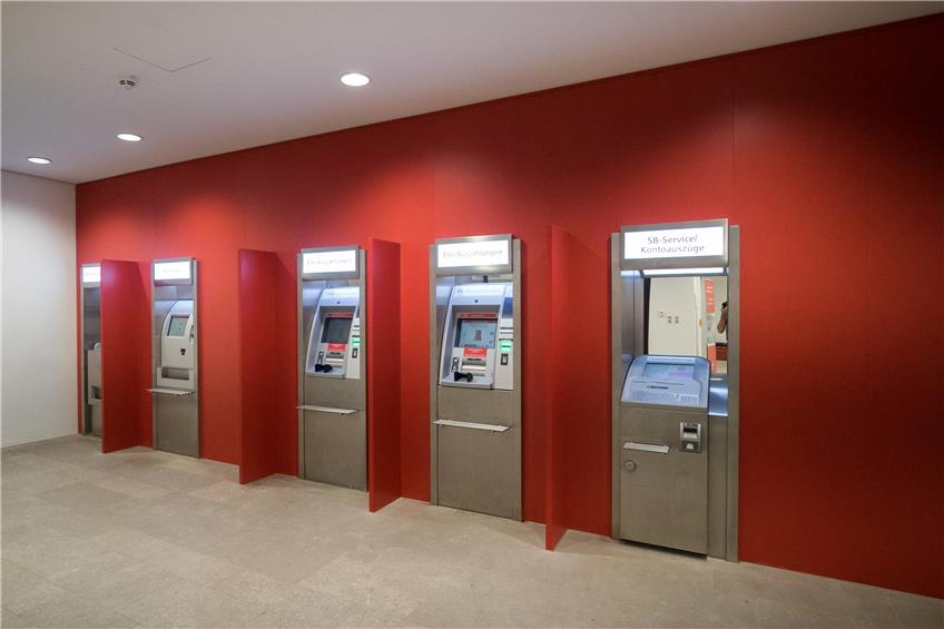 Fünf von insgesamt sieben Automaten im 24-Stunden-Bereich der Schalterhalle in der umgebauten Hauptstelle am Lustnauer Tor. Bild: Metz