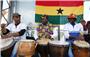 Ghanaische Trommler sorgen während des Hauptlaufs B auf der Eberhardsbrücke für ...