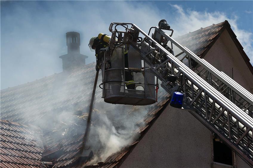 Gnadenlos brannte die Sonne auf den Dachstuhl des Dußlinger Einfamilienhauses, während Feuerwehrleute mit Atemschutzgeräten sich mühsam durch die Dach-Dämmung zum Brandherd vorarbeiten mussten.Bild: Franke