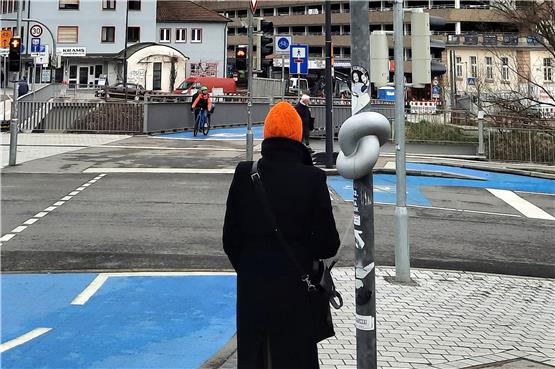 Graue Stange mit grauem Knoten ohne irgendein erklärendes Schild – so sah es vor einerWoche an der Blauen Brückeaus, inzwischen ist das Namensschild „Bismarckstraße“ angebracht. Bild: Angelika Brieschke