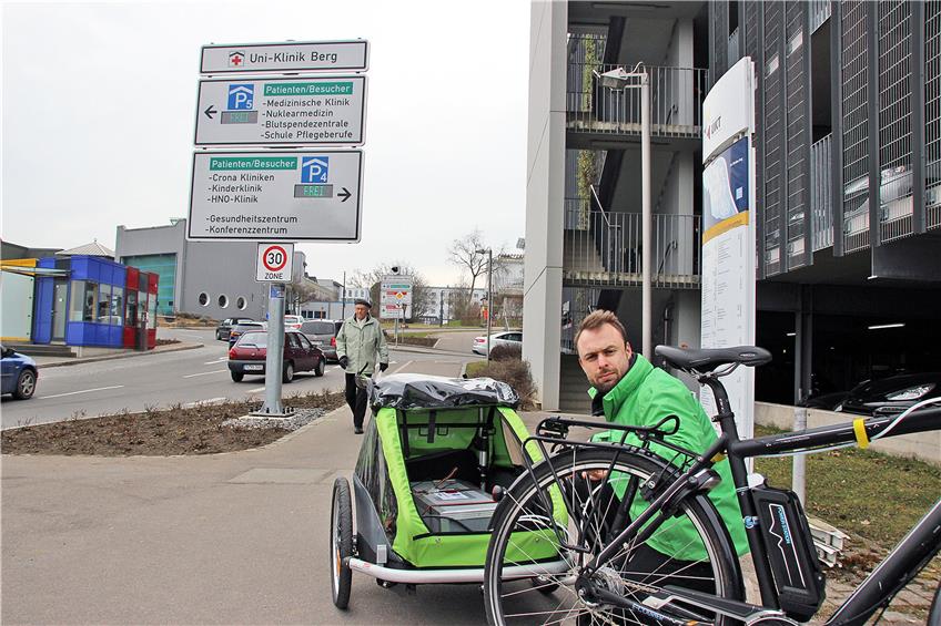 Greenpeace-Verkehrsexperte Daniel Moser mit einer mobilen Stickstoffdioxid-Messstation beim Crona-Parkhaus am Schnarrenberg: Das Messgerät liegt im Fahrradanhänger, der Luftansaugschlauch ist am Radlenker befestigt. Bild: Rekittke