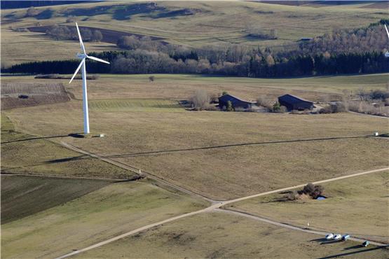 Größer als diese Windkraftanlagen auf dem Himmelberg bei Melchingen wären die Windräder, die künftig vielleicht im Norden Rottenburgs gebaut werden. Archivbild: Klaus Franke