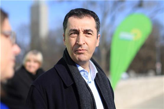 Grünen-Chef Cem Özdemir freut sich über den Wahlerfolg in Baden-Württemberg. Foto: Jens Wolf/Archiv dpa