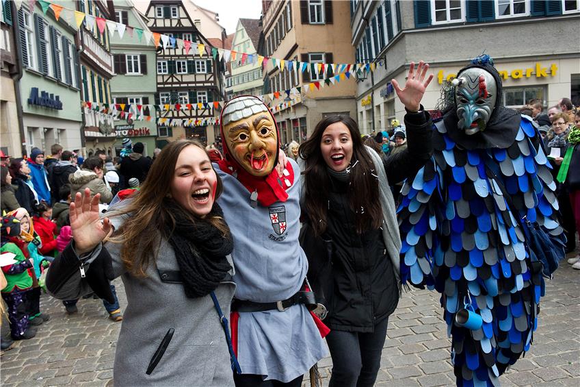 Hailix Blechle! Die Männer der Narrenzunft Starzeln hatten gestern auf dem Tübinger Marktplatz ihren Spaß mit weiblichen Fans. Bilder:Franke