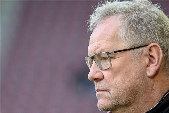 Heidenheims Vorstandsvorsitzender Holger Sanwald steht vor dem Spiel im Stadion. Foto: Harry Langer/dpa