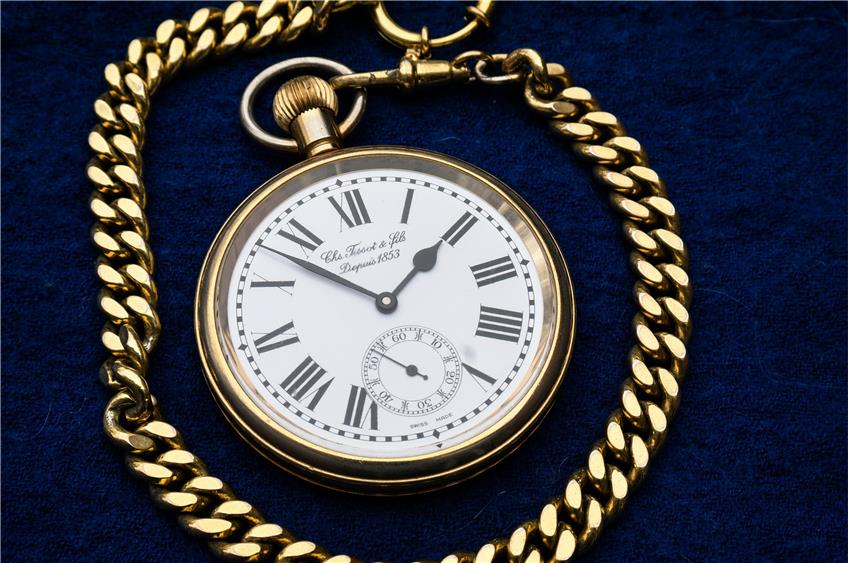 Herrenschmuck, auch Armbanduhren, gehört nicht zum Formal Wear. Wer dennoch die Zeit wissen will, sollte zu einer Taschenuhr greifen. / Didgeman (CC0-Lizenz) © pixabay.com