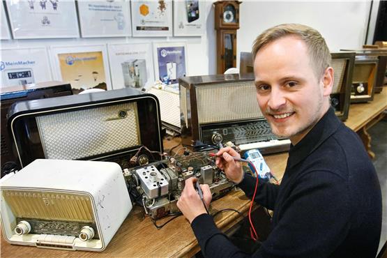 Hier repariert der Chef selbst: Steffen Vangerow hat die Leidenschaft für alte Geräte von seinem Vater geerbt.Archivbild: Horst Haas