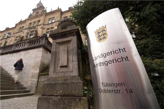 Hinweisschild vor dem Landgericht in Tübingen. Foto: Sebastian Kahnert/Archiv dpa/lsw