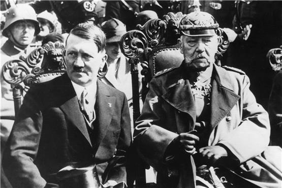Hitler und Hindenburg im „Reichsehrenmal“ in Tannenberg, dem heutigen polnischen Olsztynek am 27. August 1933. Foto: dpa/-/dpa/Archivbild