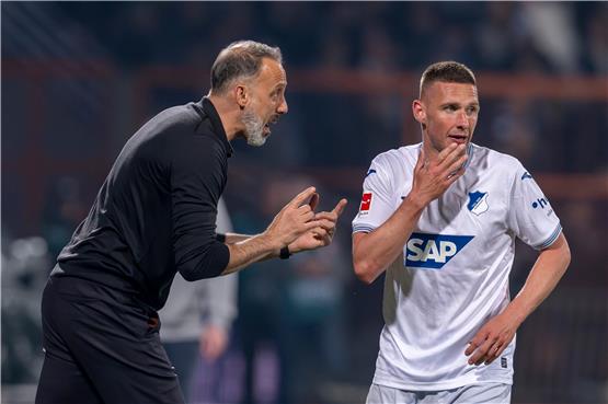 Hoffenheims Trainer Pellegrino Matarazzo gibt Hoffenheims Pavel Kaderabek Anweisungen. Foto: David Inderlied/dpa