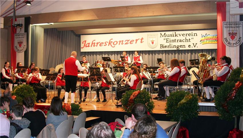 Ihr Jahreskonzert spielte die Bierlinger „Eintracht“ vor einem begeisterten Publikum. Die Wachendorfer Mehrzweckhalle war voll besetzt. Bild: Straub