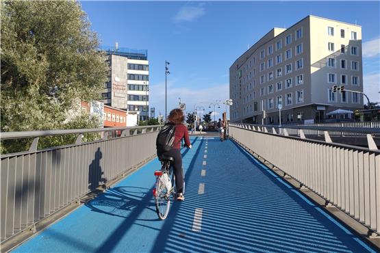 Im Juli 2021 wurde die Radbrücke über der Steinlach eröffnet – als erste von drei neuen Radbrücken in Tübingen.Bild: Ulrich Janßen
