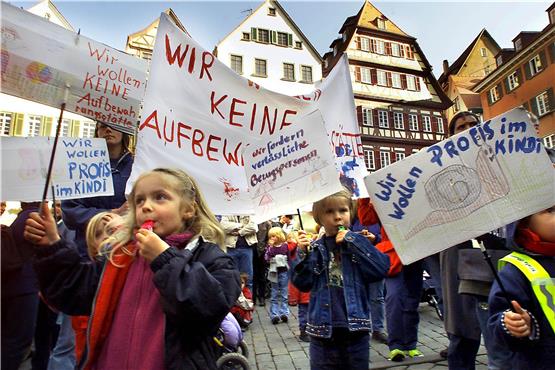 Im März 2003 protestierten 350 Kinder und Eltern gegen Kindergartenplatzabbau auf dem Tübinger Marktplatz. Archivbild: Ulrich Metz