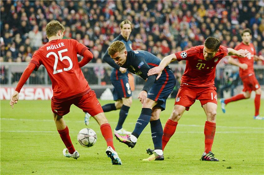 Im Mai schieden die Bayern, hier Thomas Müller (l.) und Xabi Alonso (r.) im harten Nahkampf mit Antoine Griezmann, im Halbfinale gegen Atlético aus. Foto: dpa