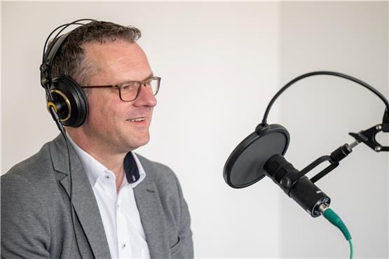 Im Podcaststudio des TAGBLATTs: Oberbürgermeister Stephan Neher im Wahlkampf. Bild: Carolin Albers