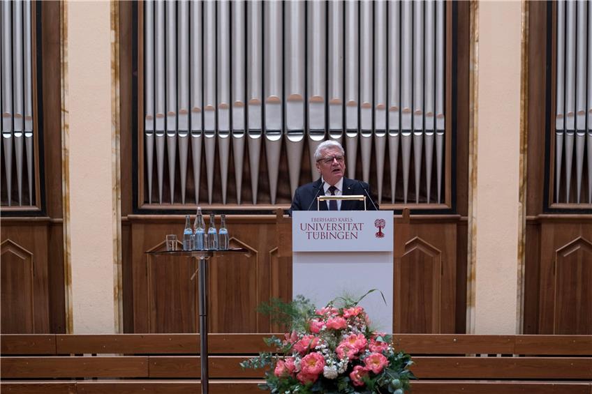 Im Tübinger Festsaal hatte er den ersten großen Auftritt nach seiner Amtszeit als Bundespräsident: Joachim Gauck las seine Preisrede zwar ab, aber er beherrscht diese Kunst so perfekt, dass es schien, als würde er den Vortrag frei halten. Bild: Metz
