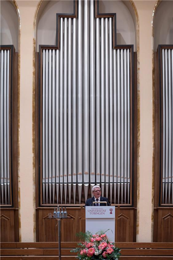 Im Tübinger Festsaal hatte er gestern den ersten großen Auftritt nach seiner Amtszeit als Bundespräsident: Joachim Gauck las seine Preisrede zwar ab, aber er beherrscht diese Kunst so perfekt, dass es schien, als würde er den Vortrag frei halten. Bild: Metz