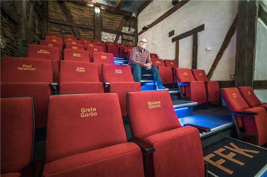 Im richtigen Licht wirkt der graue Boden blau. Dieter Stoll im frisch gerichteten Metropol-Kino. Bild: Metz