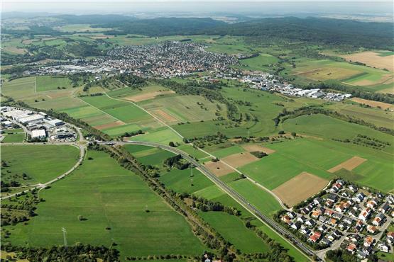 Im unteren rechten Bildeck ist der südlichste Zipfel des Nehrener Neubaugebiets „Süd-West Ehrenberg“ zusehen. Die geplante Trasse zerschneidet die Landschaft zwischen Ofterdingen (oben) und Nehren.Bild: Klaus Franke